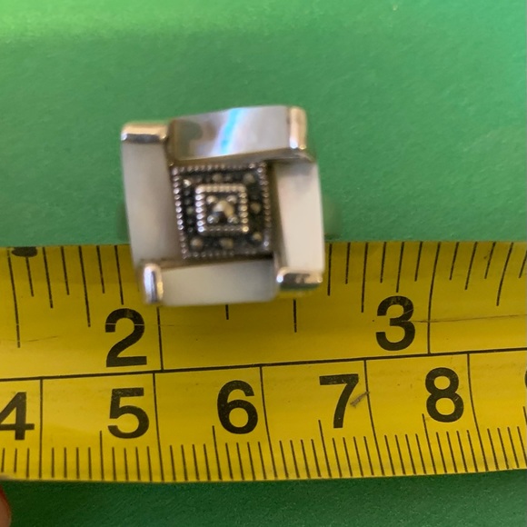 Gorgeous Sterling Silver with Mother of Pearl Ring - Picture 4 of 5